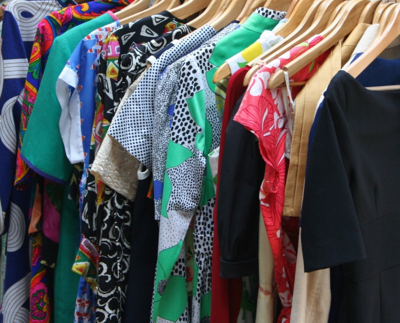 association-ST JEAN CAP FERRAT-min_dresses_apparel_clothing_clothes_clothes_hangers_wooden_hangers_retail_shop_closet-1149845